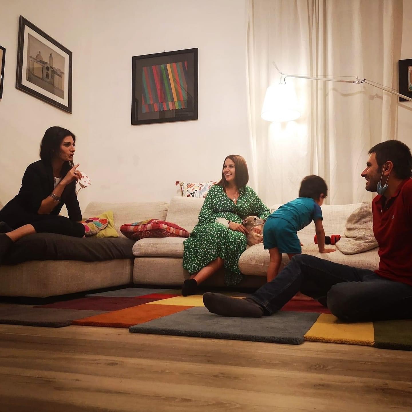 Virginia Raggi nel salotto di casa Di Battista