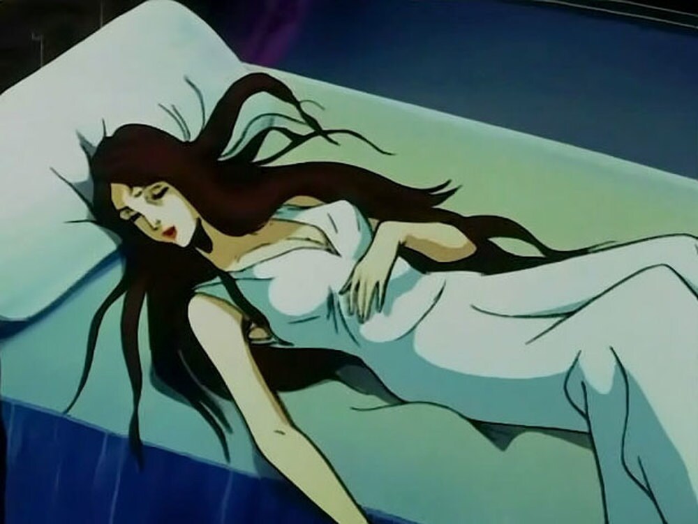 Lei che si lascia andare nel letto