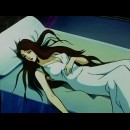 Lei che si lascia andare nel letto