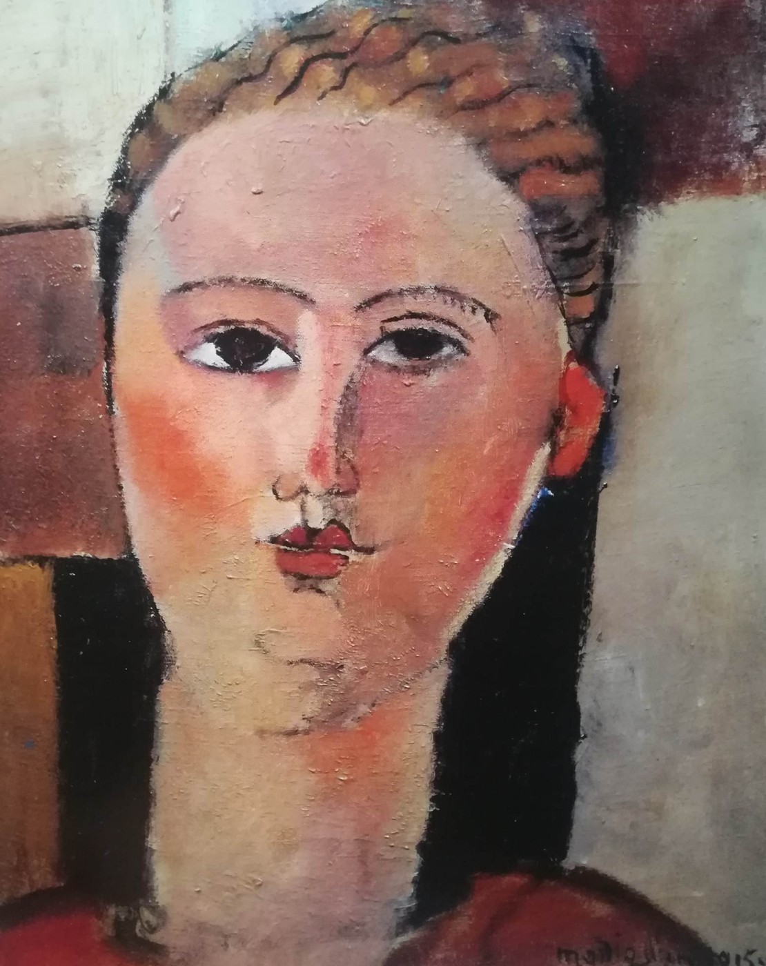 la ragazza russa, 1915, è presentata davanti a uno sfondo geometrico e il quadro presenta una monocromia di bruni