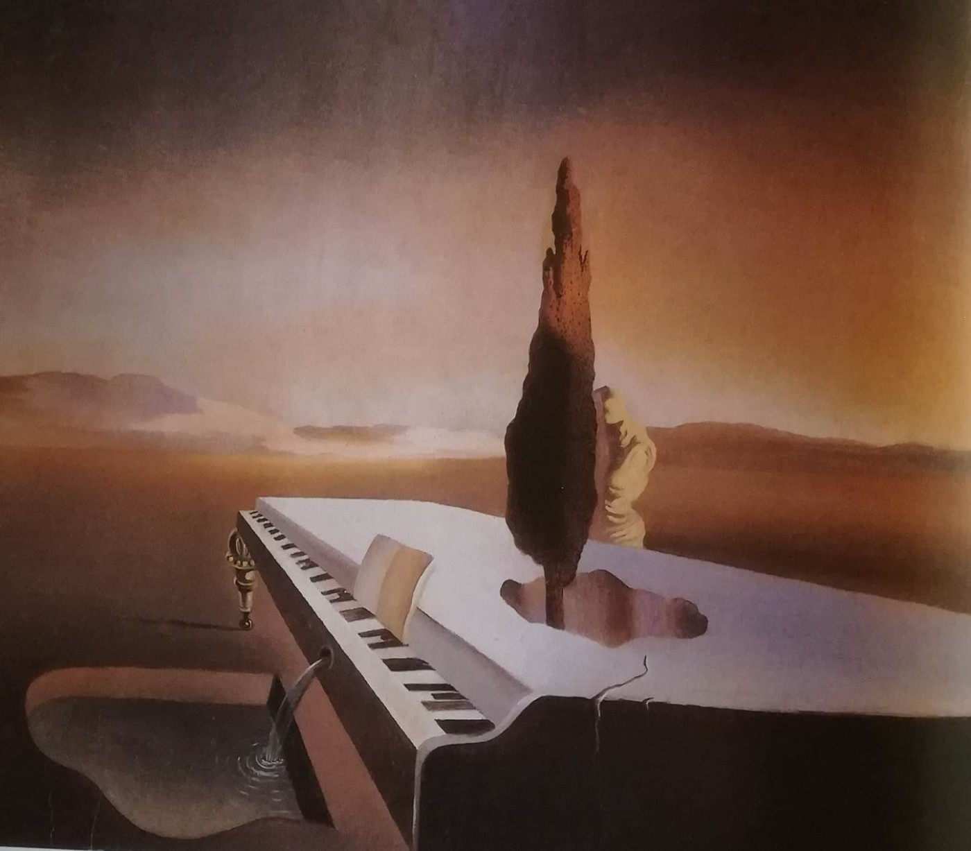 Fontaine nécrophilique coulant d’un piano à queue, 1933