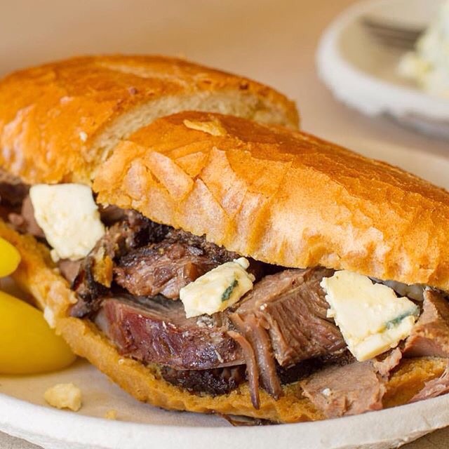 un panino caldo con carne e formaggio, sento solo il bisogno di addentare