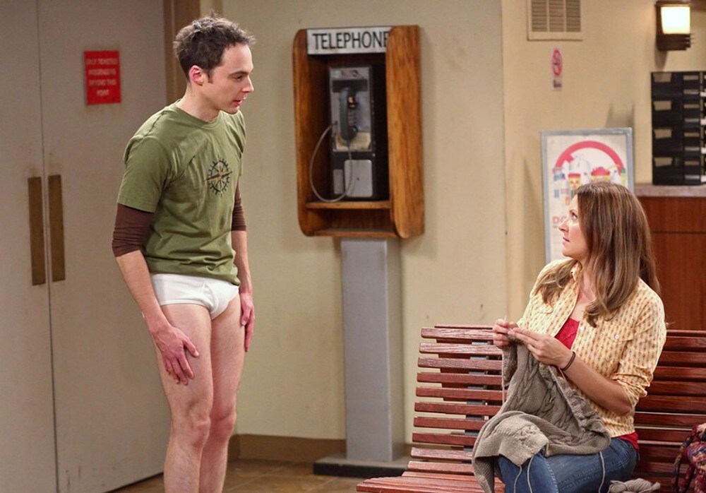 Sheldon si ritrova rapinato e in mutande