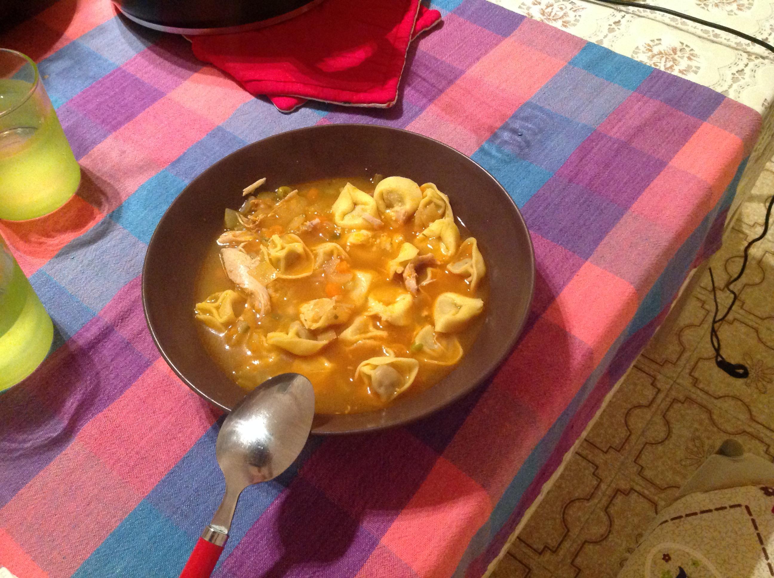tortellini in brodo con pezzi di pollo