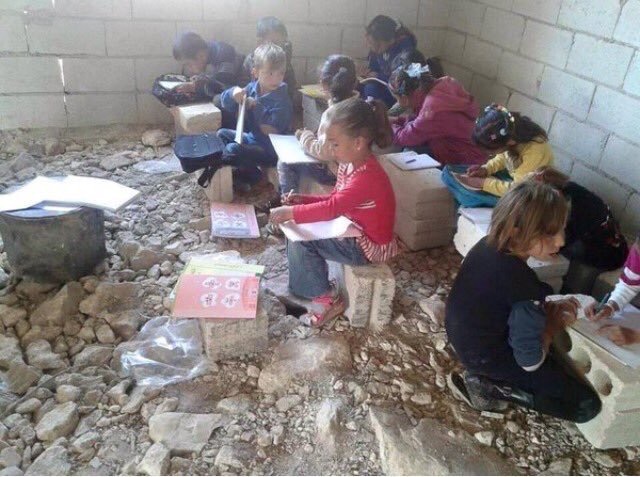 bambini siriani a scuola fra le macerie