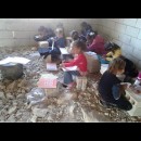 bambini siriani a scuola fra le macerie
