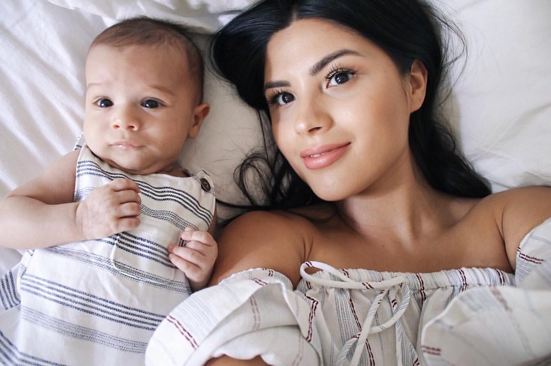 Karen Ora mamma con il suo tenero bambino