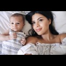 Karen Ora mamma con il suo tenero bambino