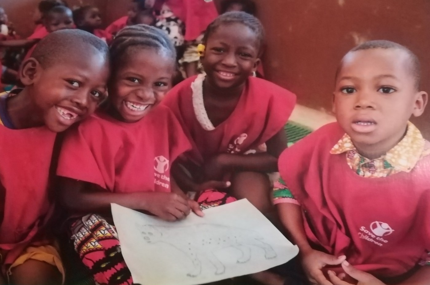MALI un gruppo di bambini segue una sessione di lettura in uno dei centri per la prima infanzia
