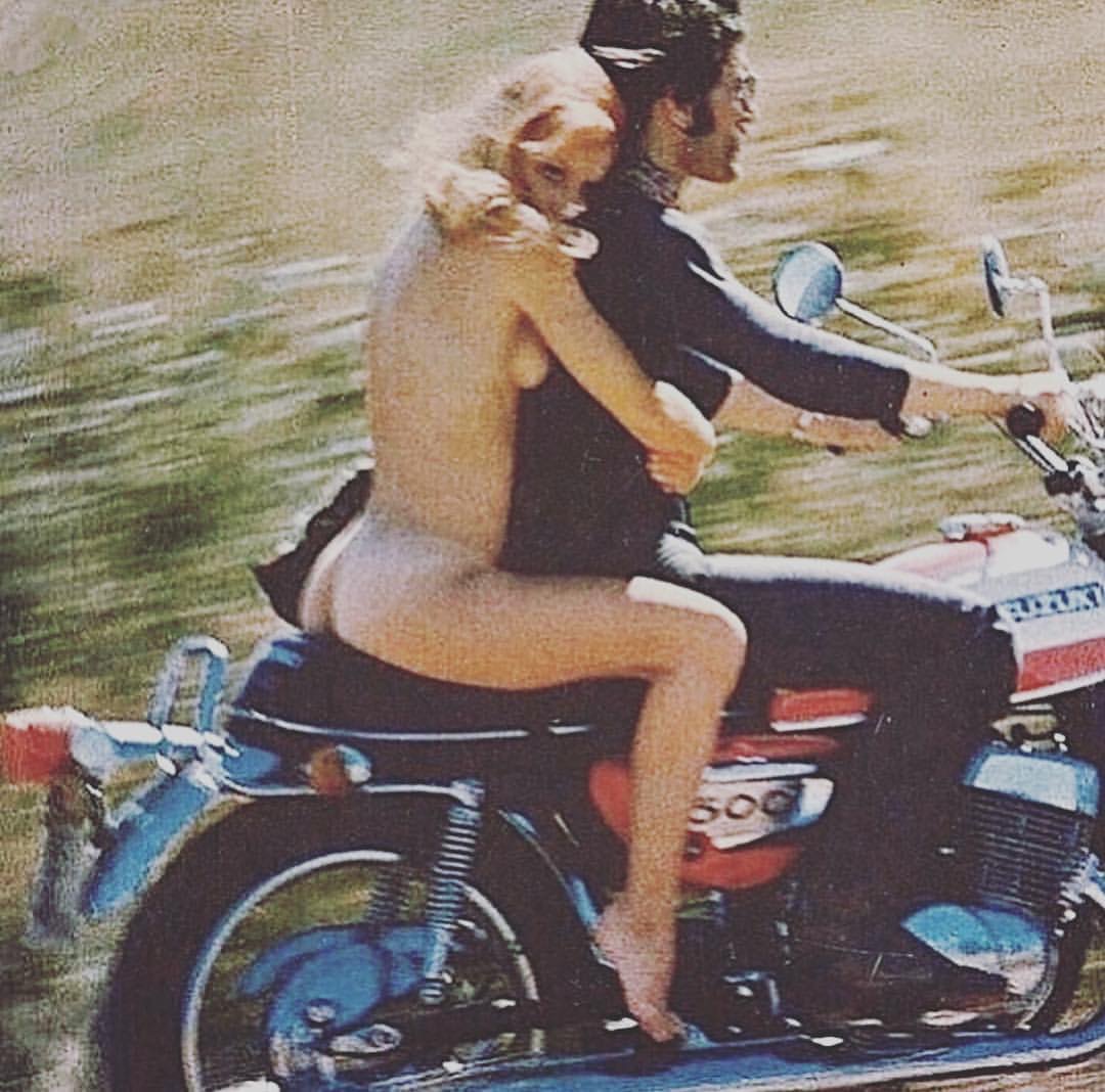 nuda in moto con il suo uomo che abbraccia forte