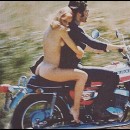 nuda in moto con il suo uomo che abbraccia forte