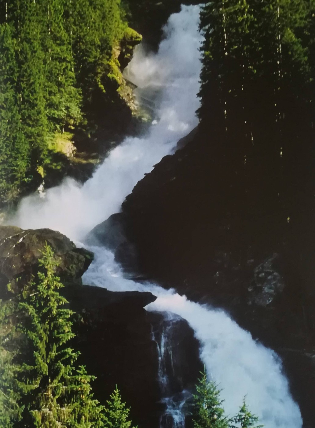 Le cascate del Krimml fiancheggiate dalla foresta
